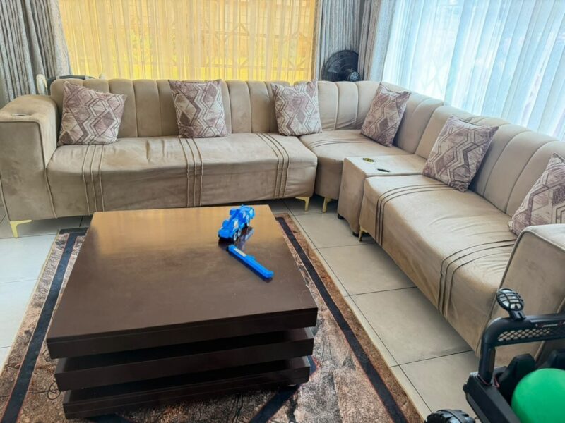 6 seater L shape couch in Belvedere