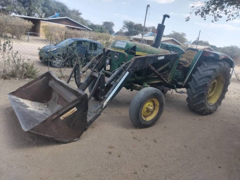 John Deere 2140 Tractor with front loader 72 hp in Harare