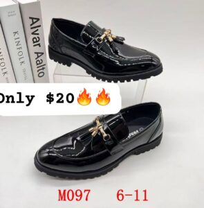Man's formal shoes with a gold detail